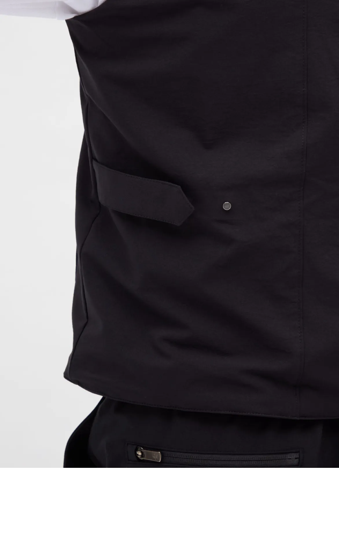 はっ水加工されたゴルフ用メンズベストの脇下の調整アジャスター