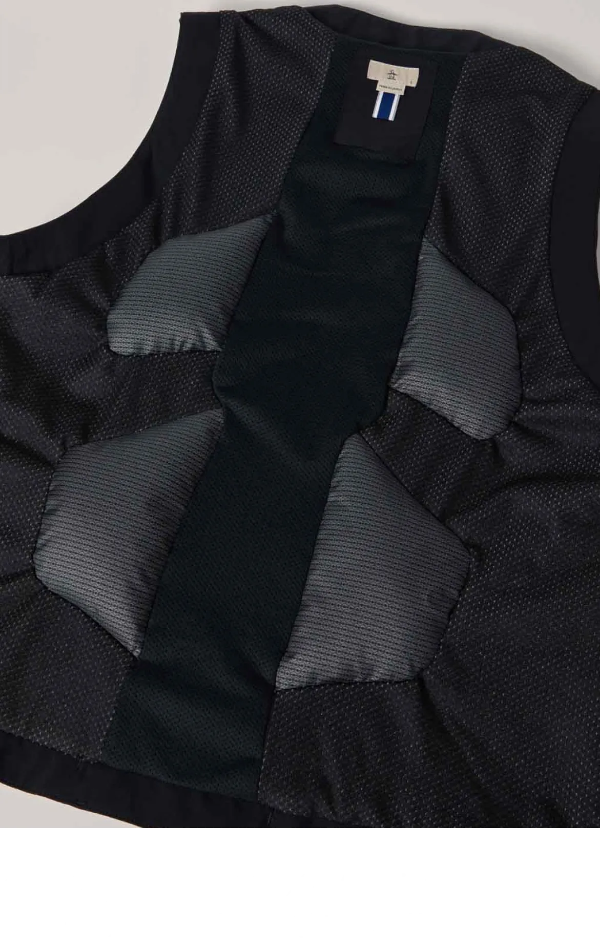 はっ水加工されたゴルフ用メンベストの内側