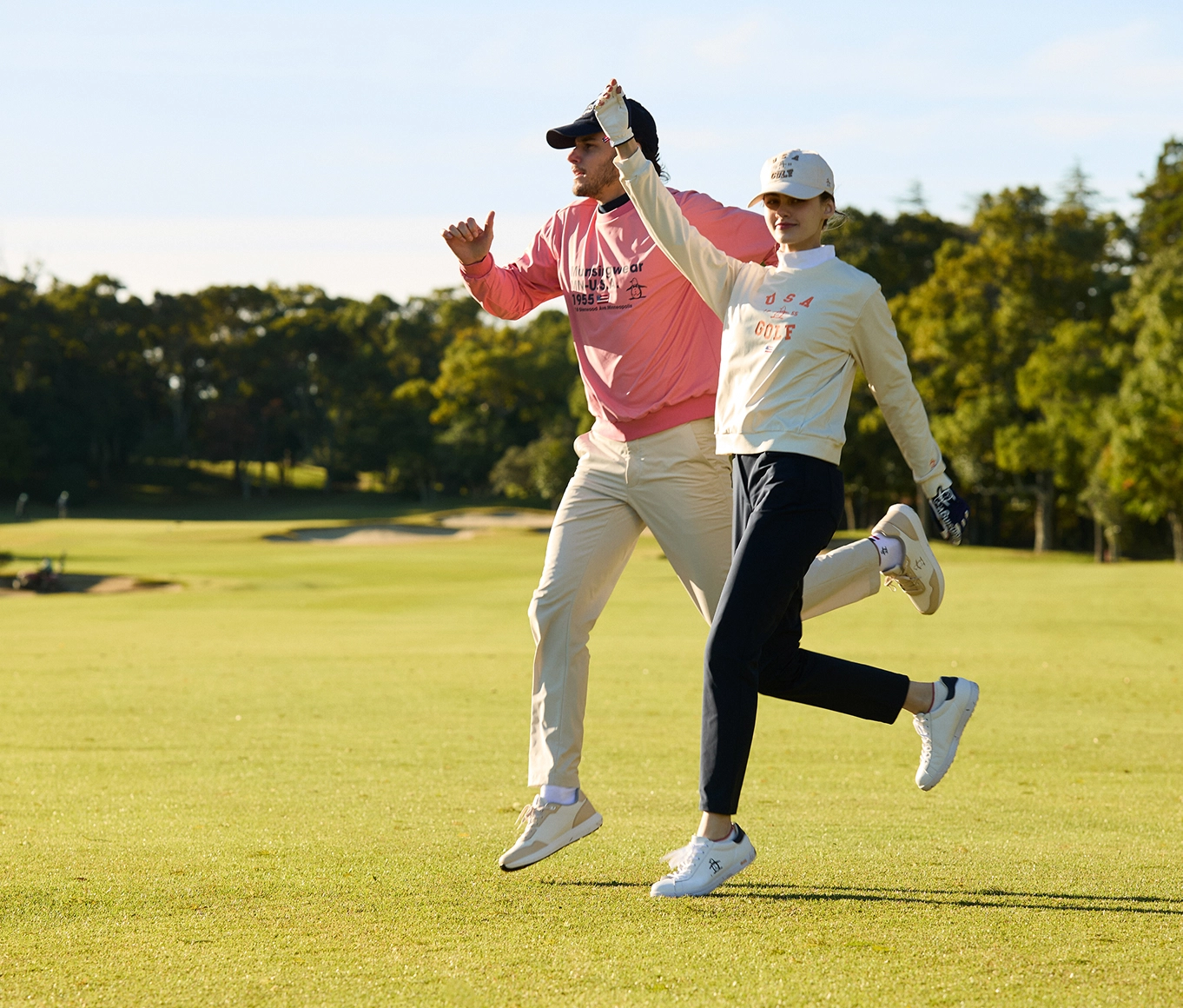 6Dpatternを使用したパンツを履いた男女が楽しそうに走っている画像