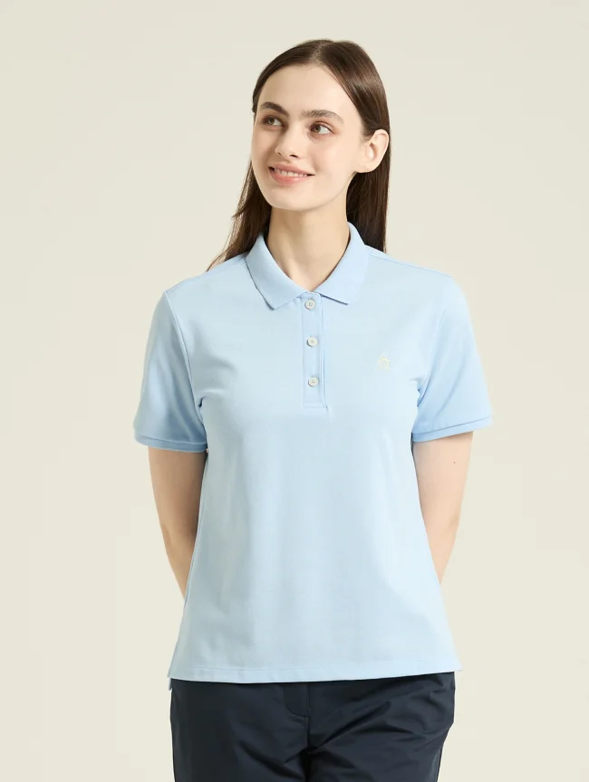 10年ポロシャツを着ている女性