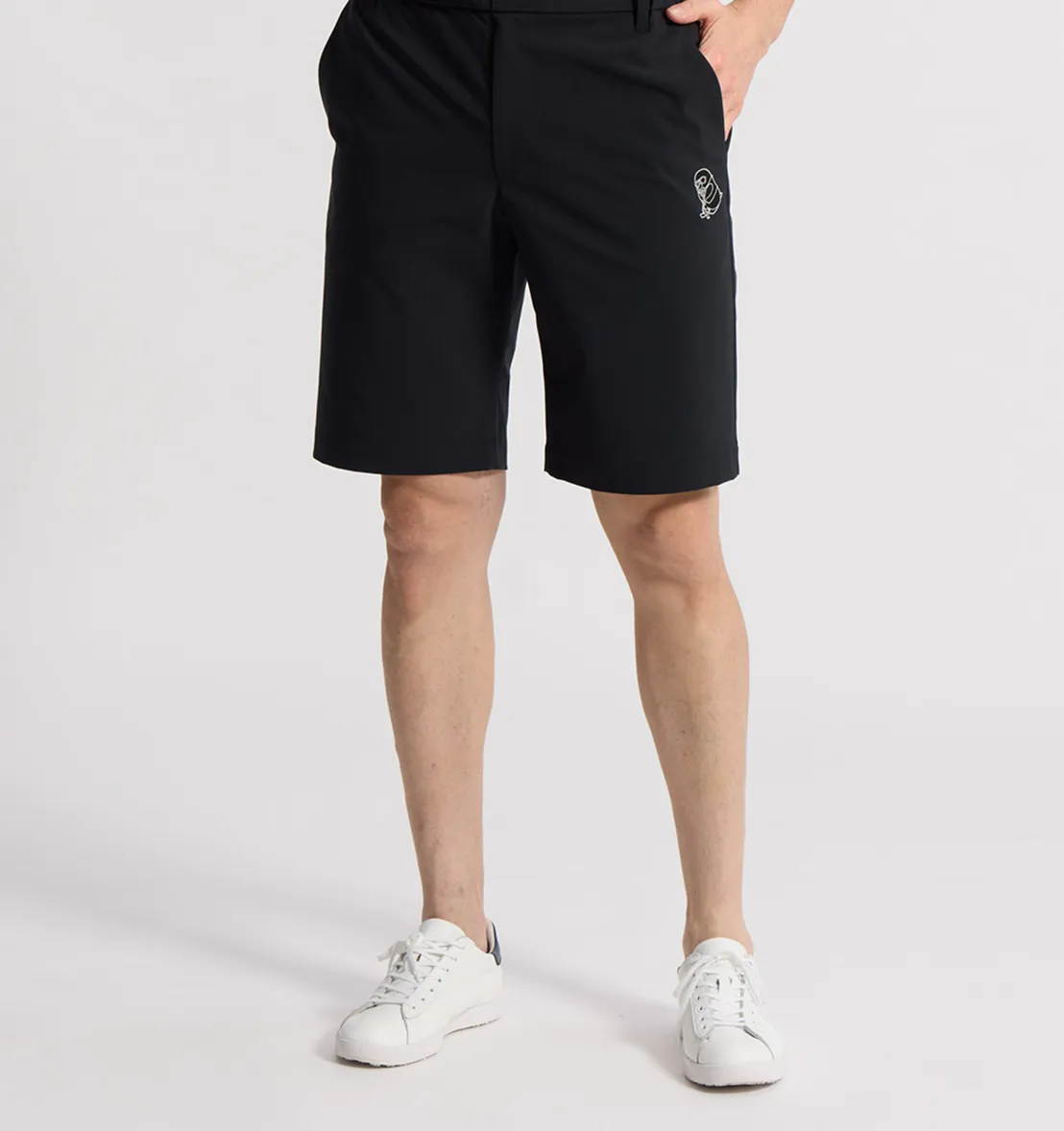 黒いペンギンのプリントが入ったハーフパンツを着ている男性