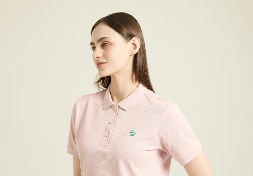 ポロシャツを着た女性の上半身の画像