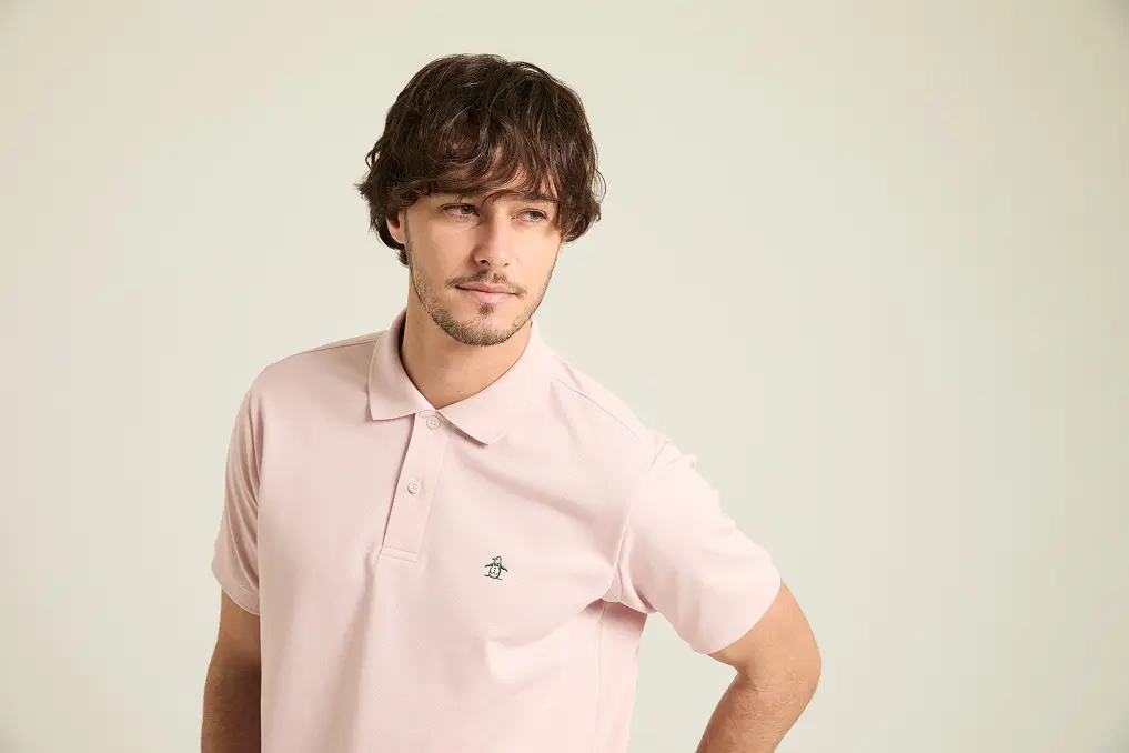 ポロシャツを着た男性の上半身の画像