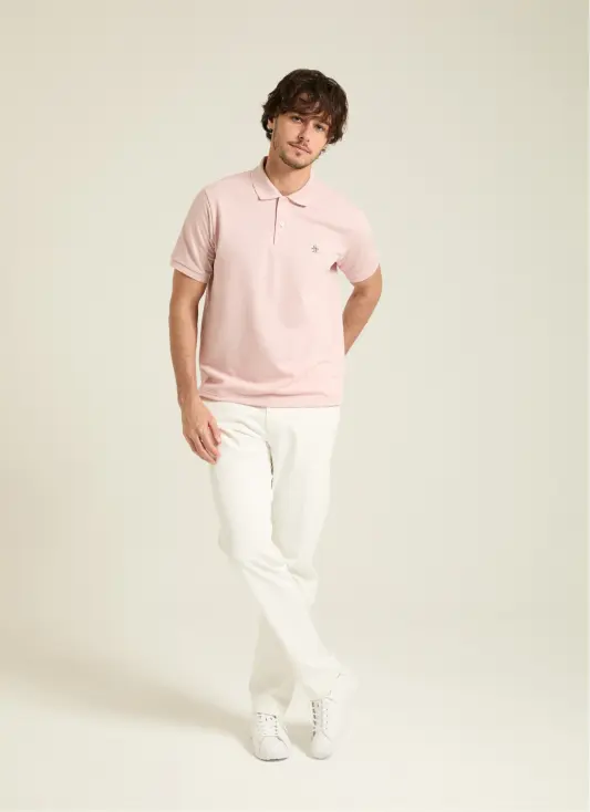 ポロシャツを着た男性が立っている様子