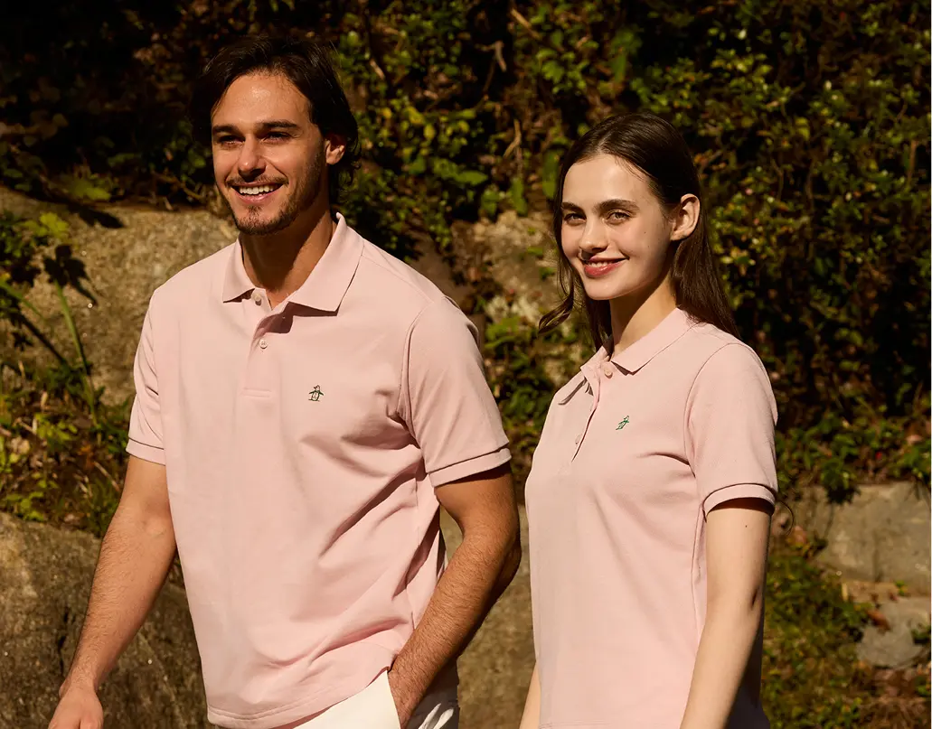 ポロシャツを着た男女