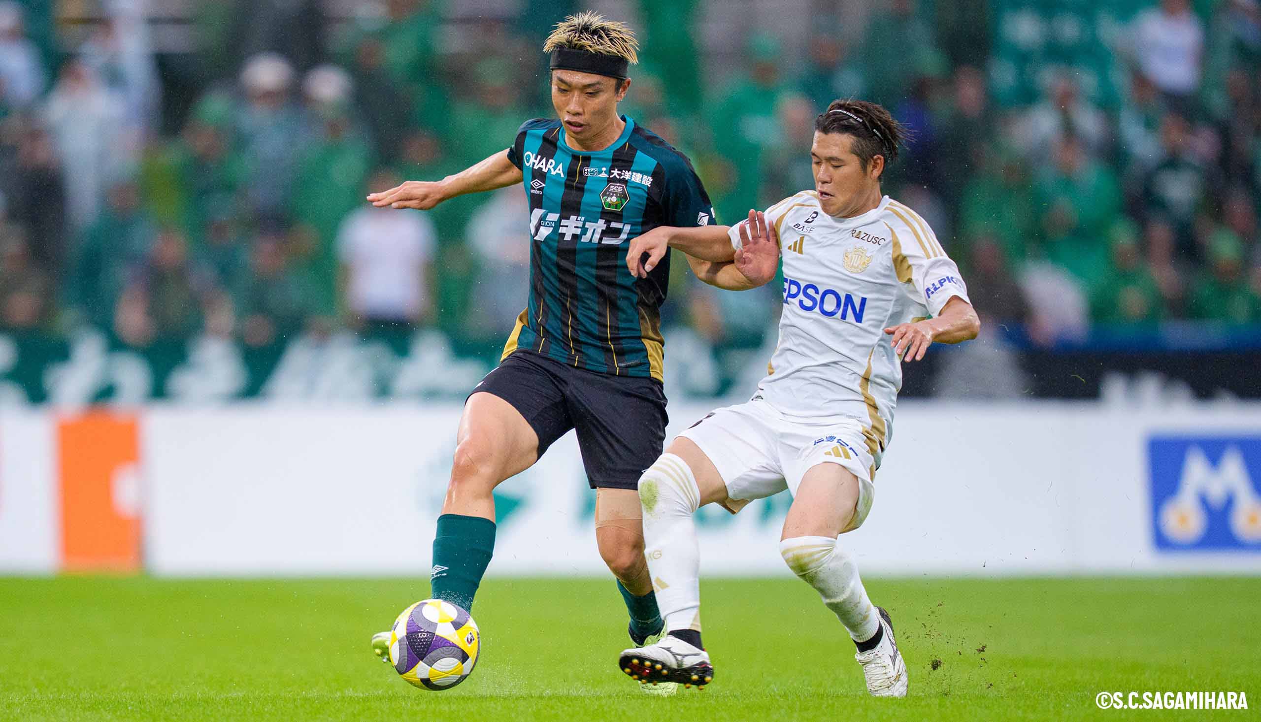 サッカーの試合でプロテクトヘッドバンドを着用｜接触プレーによる頭部の衝撃を緩和