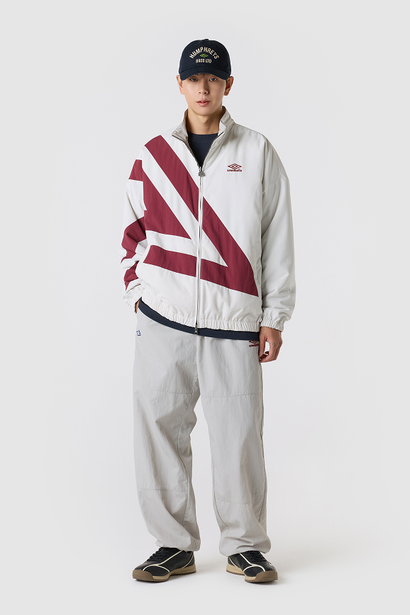 サッカーブランドアンブロの白い中綿ナイロンジャケット｜リバーシブルタイプ｜スポーツミックスコーデでも活躍
