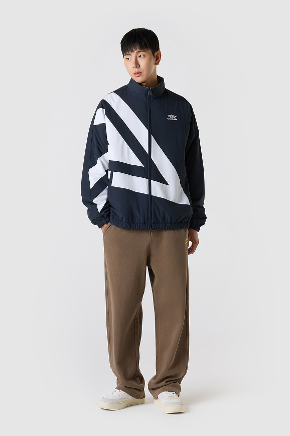 サッカーブランドアンブロのネイビーの中綿ナイロンジャケット｜リバーシブルタイプ｜スポーツミックスコーデでも活躍