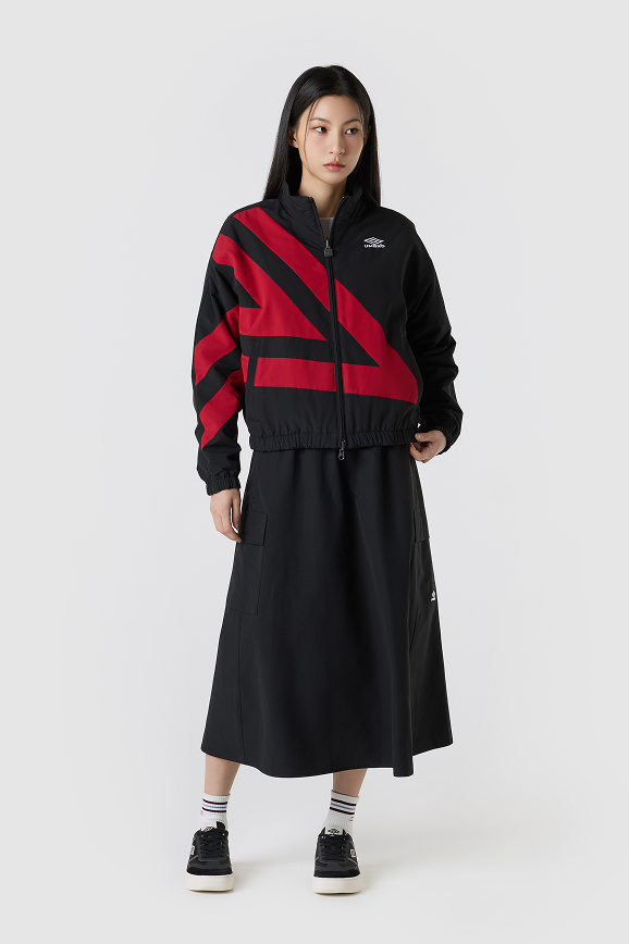 サッカーブランドアンブロの黒の中綿ナイロンジャケット｜リバーシブルタイプ｜スポーツミックスコーデでも活躍