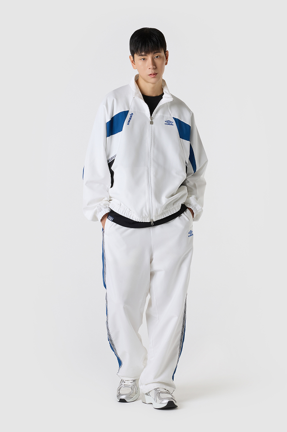 サッカーブランドアンブロの白のトラックジャケット｜裏メッシュ｜スポーツミックスコーデでも活躍