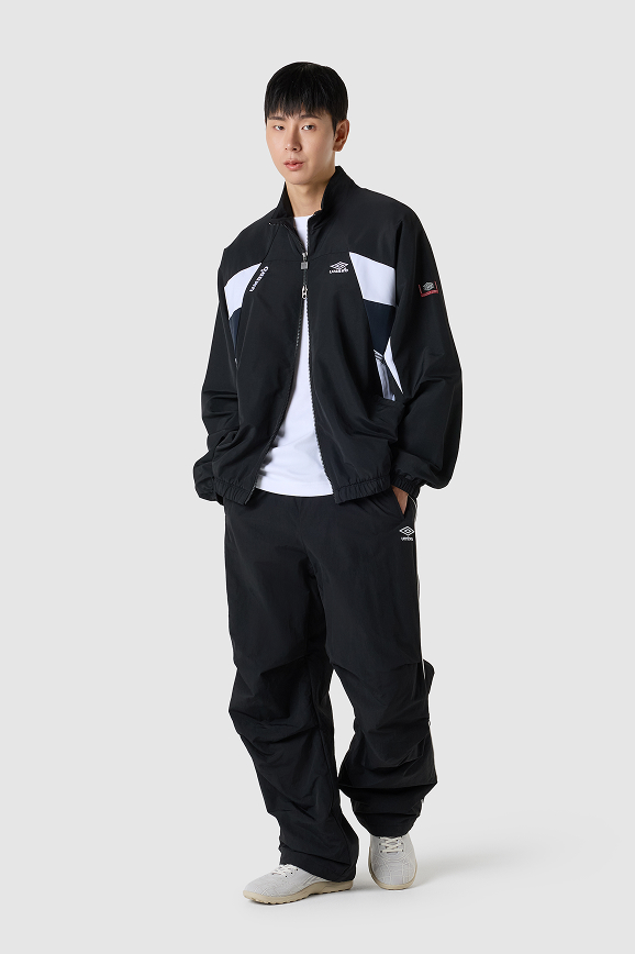 サッカーブランドアンブロのブラックのトラックジャケット｜裏メッシュ｜スポーツミックスコーデでも活躍