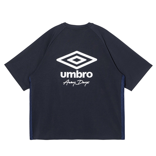 サッカーブランドアンブロのブラックのナイロンジャケット｜はっ水・防風性のあるウィンドブレーカー