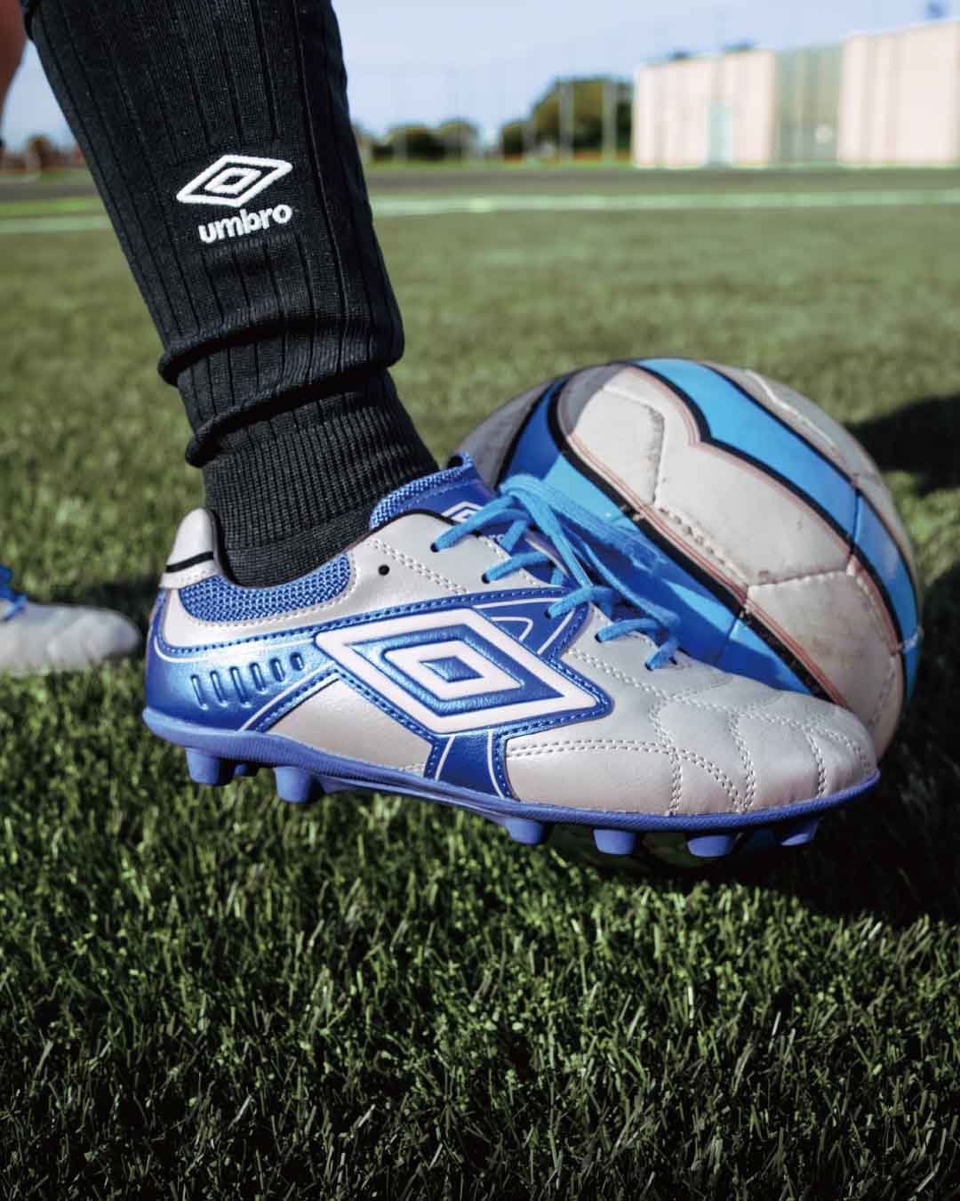 サッカーブランドアンブロのトレーニングシューズ アクセレイターの新作｜幅広タイプで履きやすい