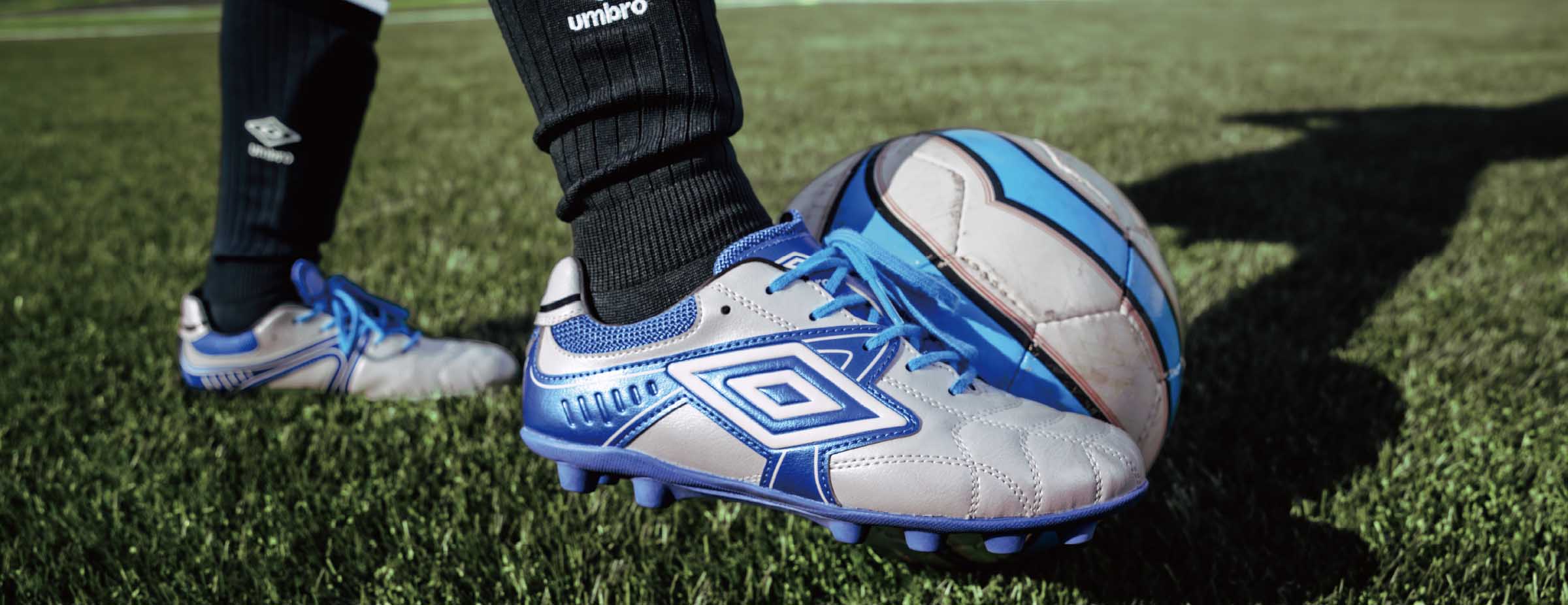 サッカーブランドアンブロのトレーニングシューズ アクセレイターの新作｜幅広タイプで履きやすい