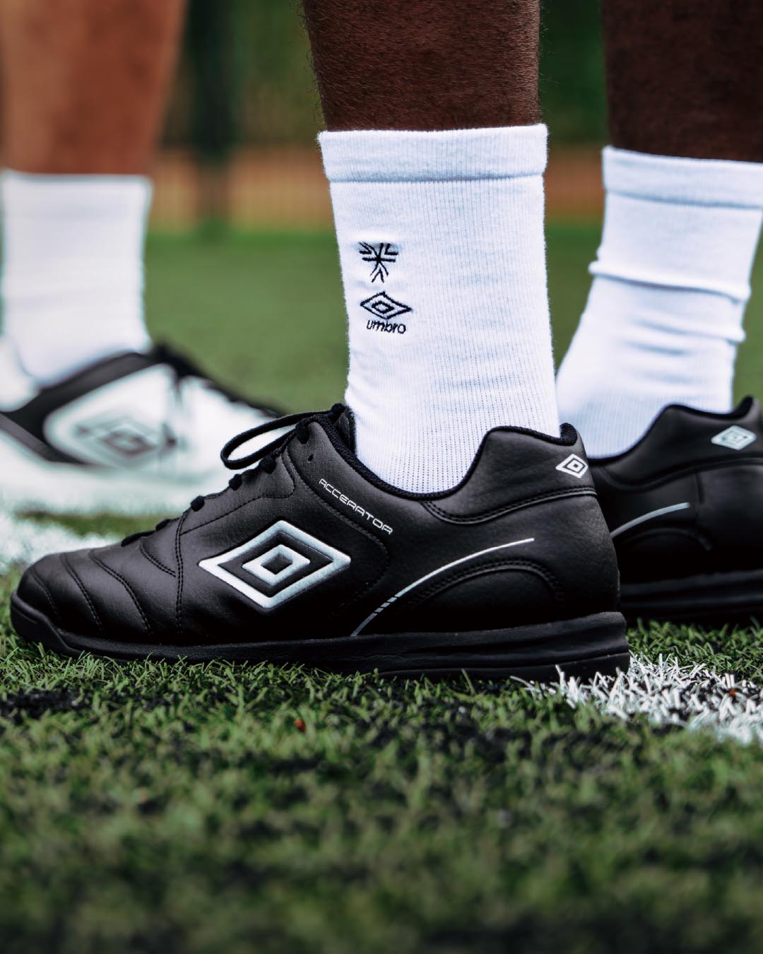 サッカーブランドアンブロのトレーニングシューズ アクセレイターの新作｜幅広タイプで履きやすい