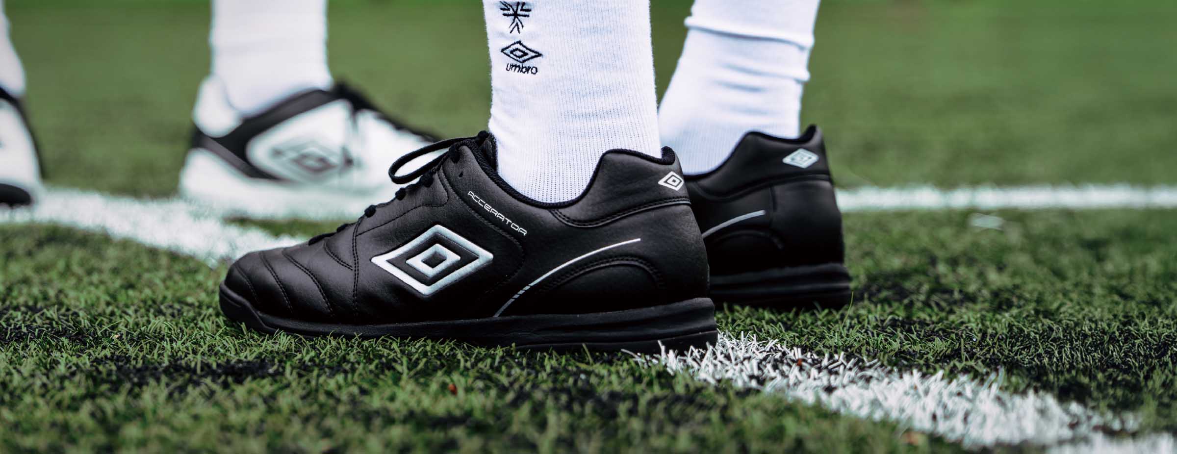 サッカーブランドアンブロのトレーニングシューズ アクセレイターの新作｜幅広タイプで履きやすい
