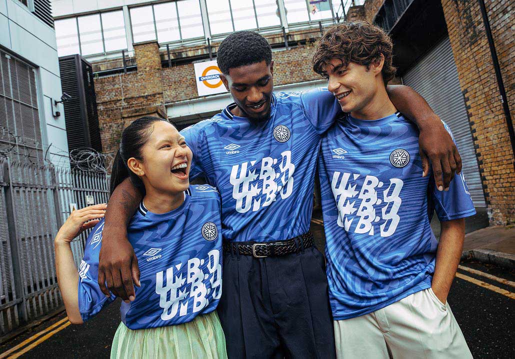 サッカーブランドアンブロのメンズ/レディース ユニフォームシャツ