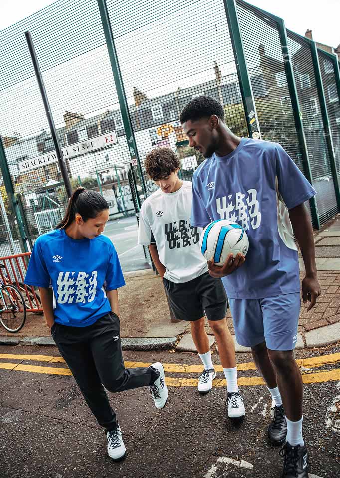 サッカーブランドアンブロのメンズ/レディース ユニフォームシャツ