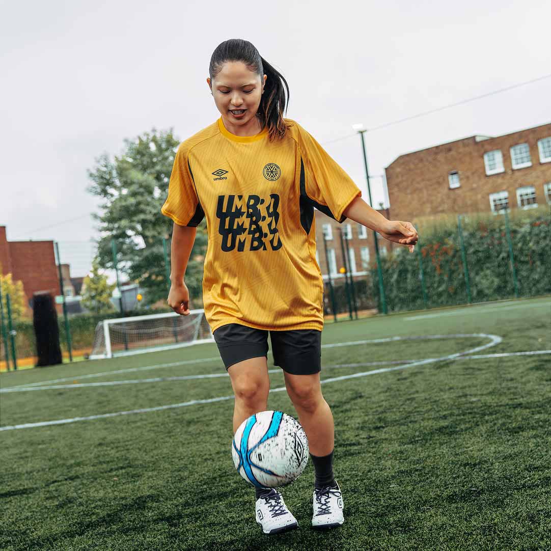 サッカーブランドアンブロのメンズ/レディース 黒いサッカー半袖プラクティスシャツとハーフパンツ｜吸汗機能付き