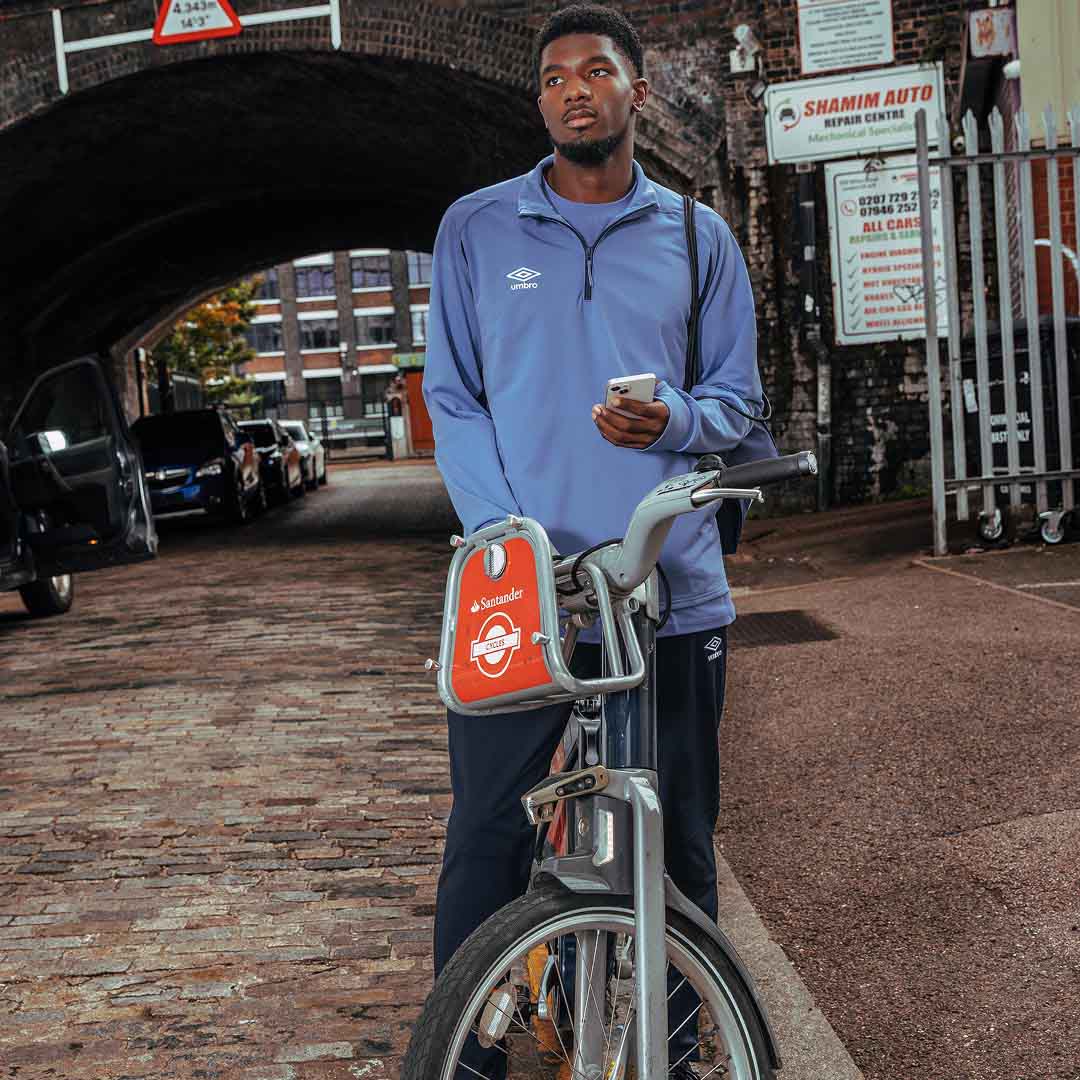 サッカーブランドアンブロのメンズ/レディース 水色のハーフジップタイプのジャージ｜吸汗/ストレッチ機能付き｜部活や移動にもおすすめ