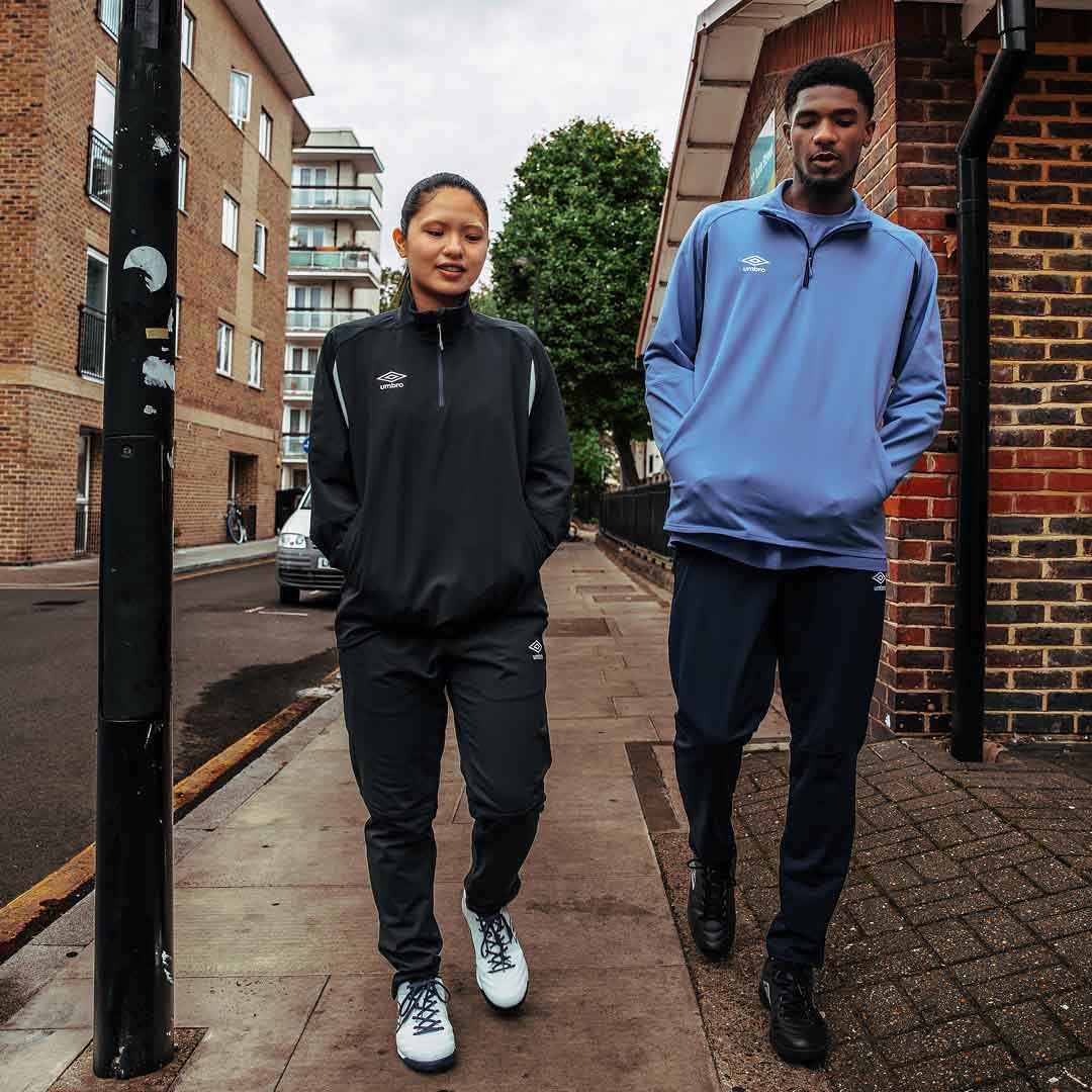 サッカーブランドアンブロのメンズ/レディース 水色と黒のハーフジップタイプのジャージ｜吸汗/ストレッチ機能付き｜部活にもおすすめ