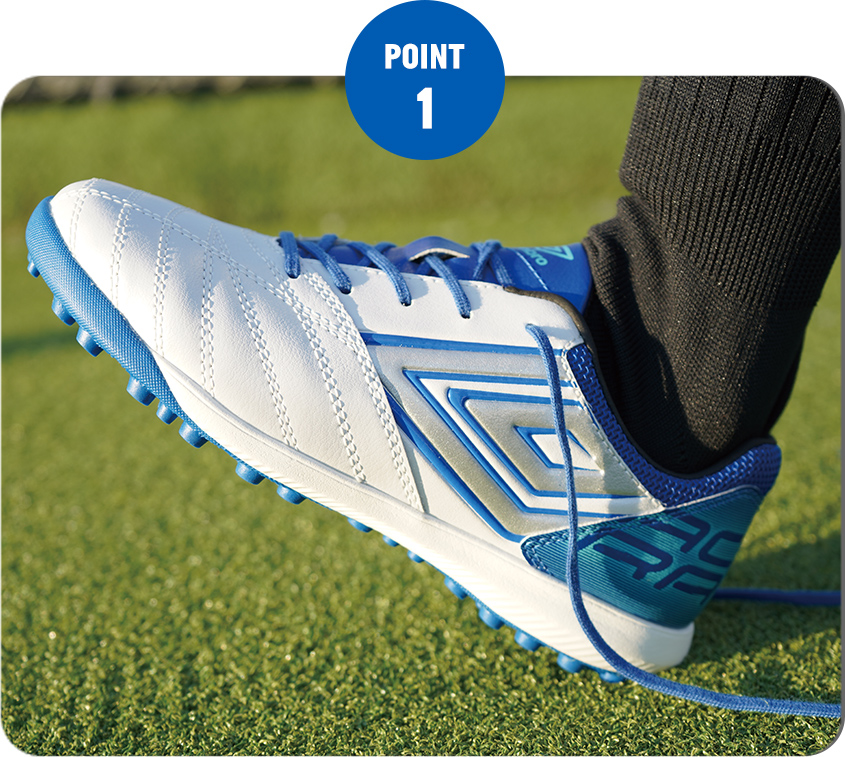 ジュニアサッカーシューズの試着のポイント｜カカトを合わせているところの画像