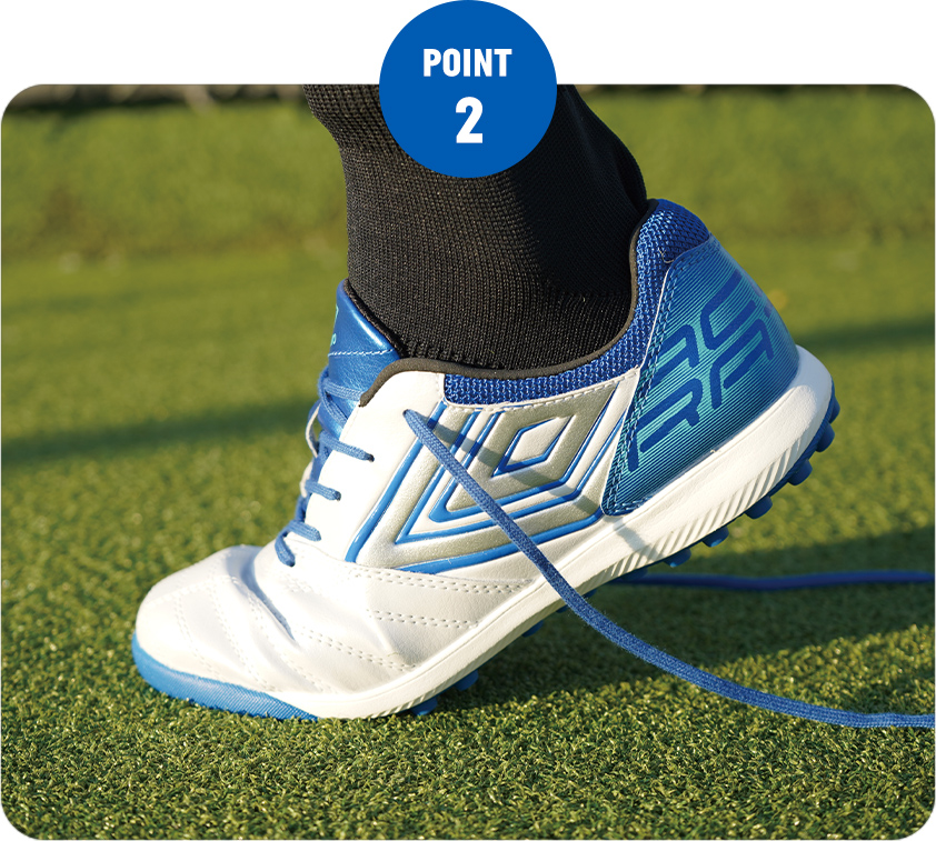 ジュニアサッカーシューズの試着のポイント｜指先がせますぎないかチェックしている画像