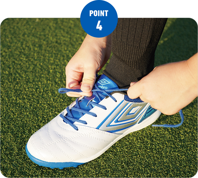 ジュニアサッカーシューズの試着のポイント｜靴紐を結んでいるところの画像