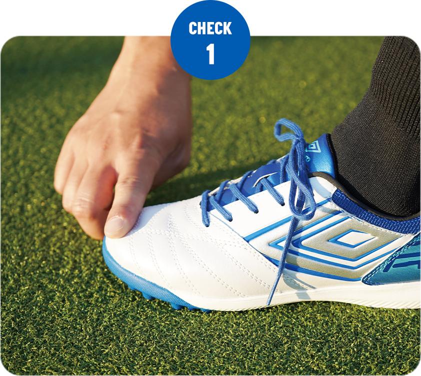 ジュニアサッカーシューズのサイズの選び方｜つま先に1cmの余裕があるか確認している画像