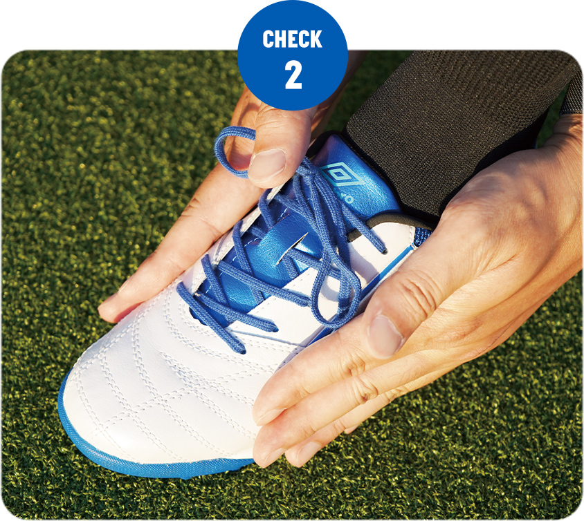 ジュニアサッカーシューズのサイズの選び方｜幅を確認している画像