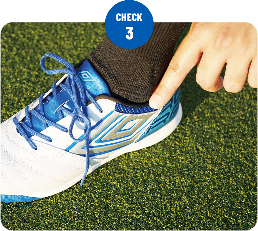 ジュニアサッカーシューズのサイズの選び方｜くるぶしが当たらないか確認している画像