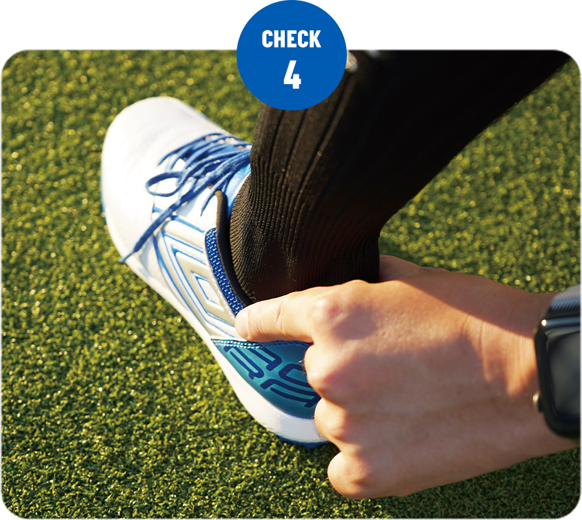 カカとが抜けないかチェックしている画像