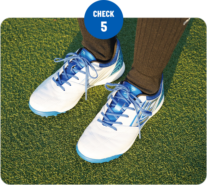 ジュニアサッカーシューズのサイズの選び方｜最後に立って両足を確認している画像