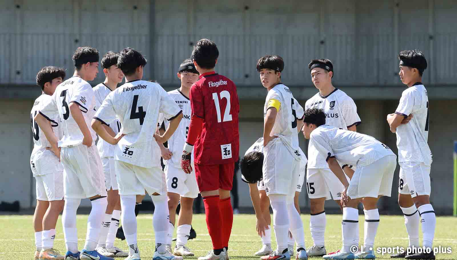 サッカーブランドアンブロのプロテクトヘッドバンドを着用してヘディングをしているシーン｜サッカーヘッドバンド