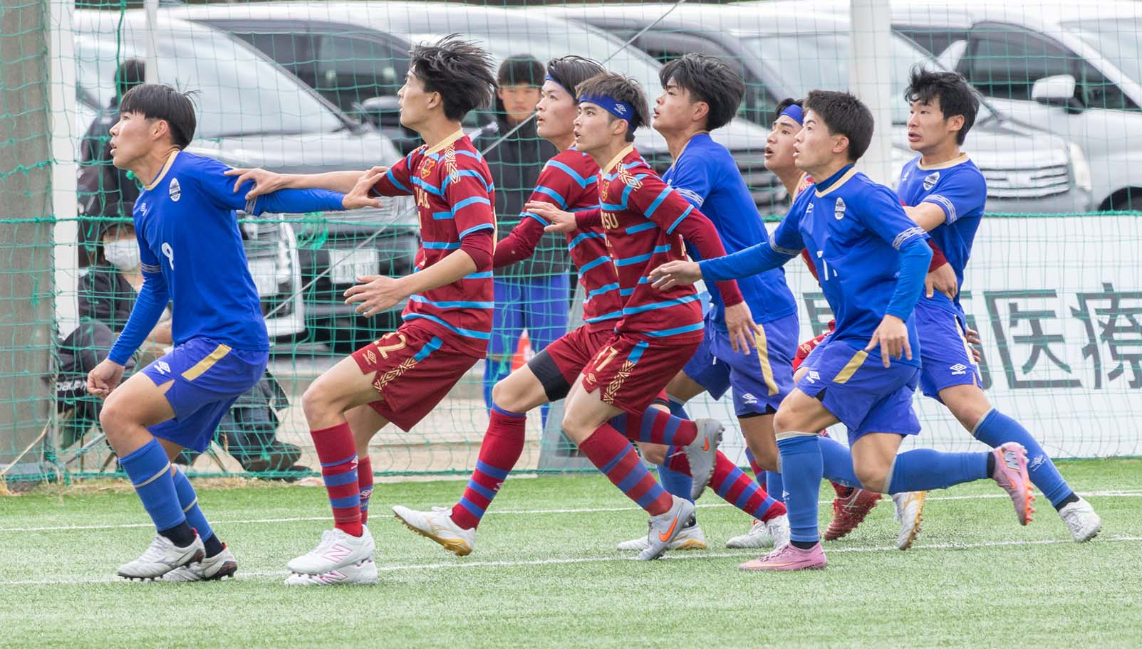 サッカーブランドアンブロの「プロテクトヘッドバンド」着用シーン1