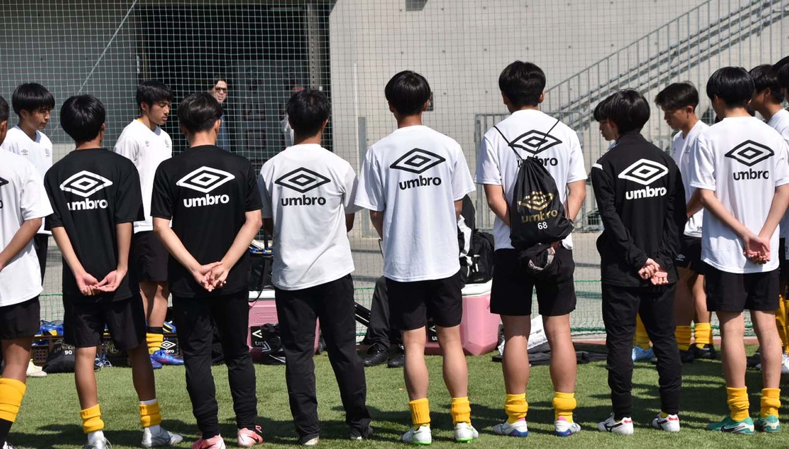 サッカーブランドアンブロ商品の着用シーン1