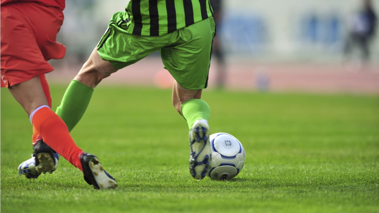 サッカー用スパイクの選び方、グランドの種類別に紹介