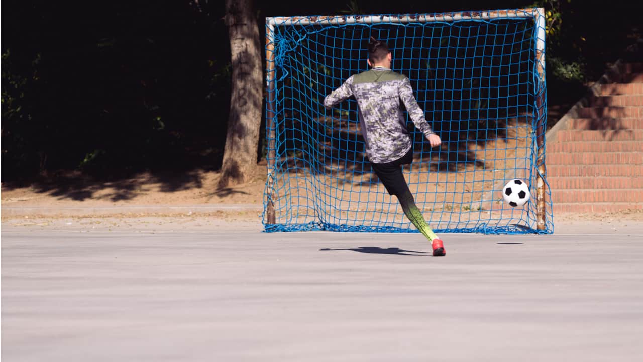 ディフェンスの上達は練習第一！人気サッカーブランドのウェアで気分を上げよう
