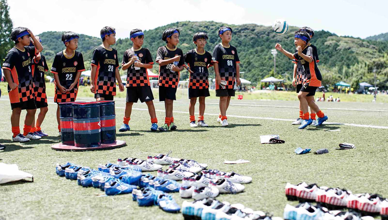 サッカーブランドアンブロの「プロテクトヘッドバンド」着用シーン3