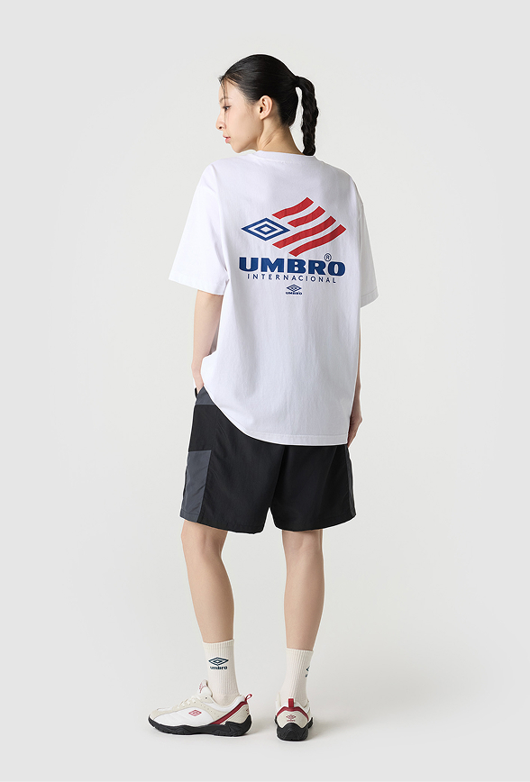サッカーブランドアンブロのコリアコレクション｜ホワイトのTシャツとブラックのハーフパンツ｜ブロークコア