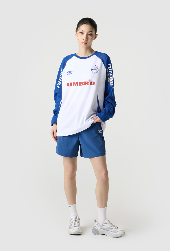 サッカーブランドアンブロのコリアコレクション｜ホワイトとブルーの長袖シャツ｜ブロークコア