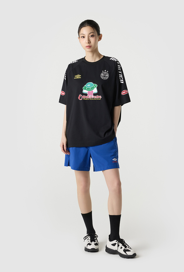 サッカーブランドアンブロのコリアコレクション｜ブラックのTシャツとブルーのハーフパンツ｜ブロークコア