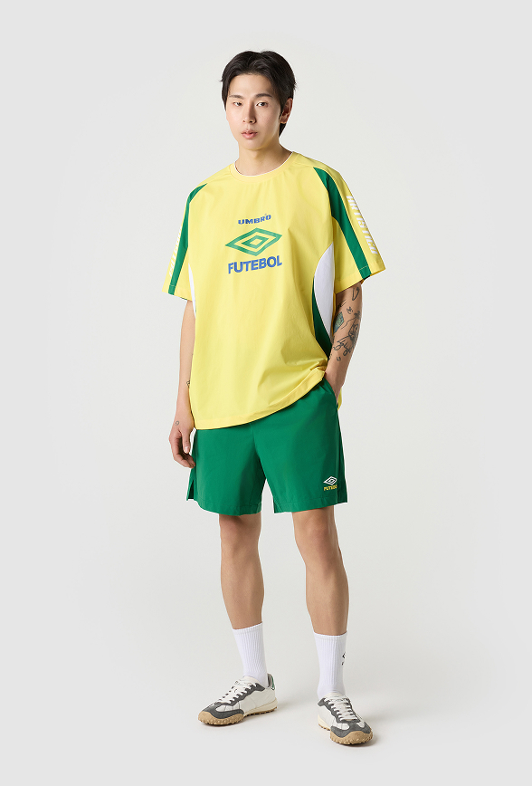 サッカーブランドアンブロのコリアコレクション｜イエローとグリーンのTシャツとグリーンのハーフパンツ｜ブロークコア