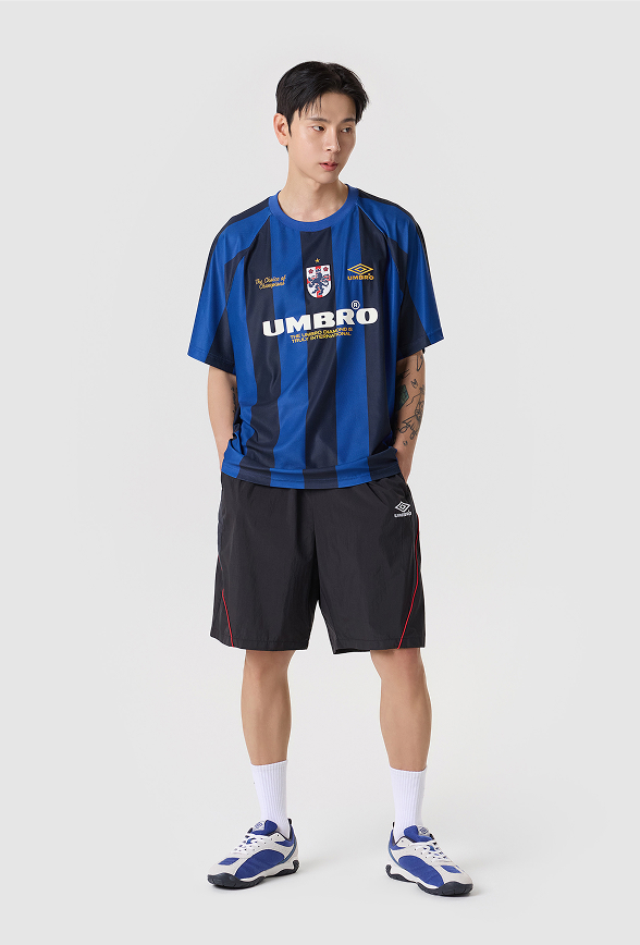 サッカーブランドアンブロのコリアコレクション｜ブラックとブルーのストライプのシャツ｜ブロークコア