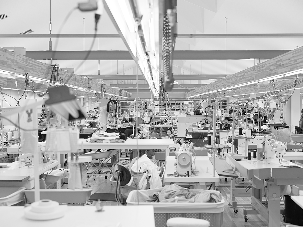 職人の縫製作業風景